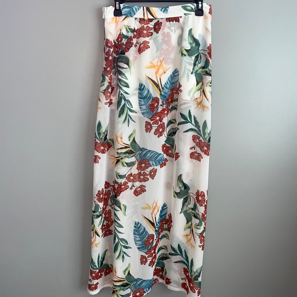 NWOT Guess Uri Tropical Floral Walk-through Shorts & Train Size Small - Picture 4 of 8